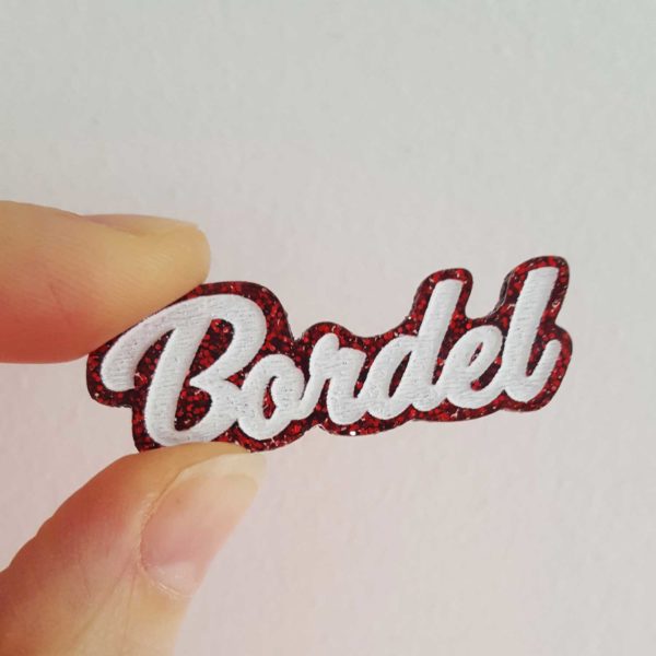 broche bordel artisanal fait main par de carton et d'étoiles