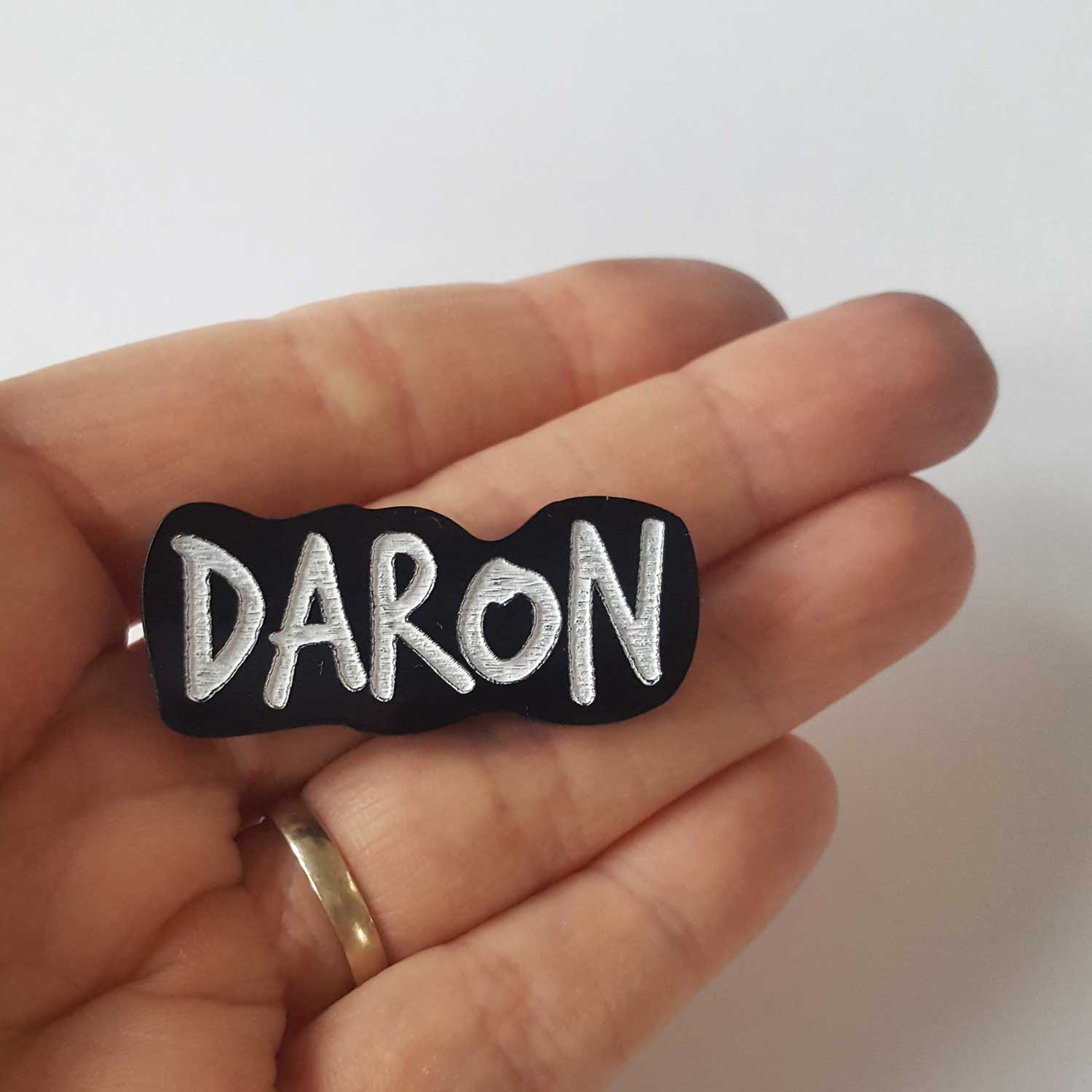 broche daron artisanal fait main par de carton et d'étoiles accesoire