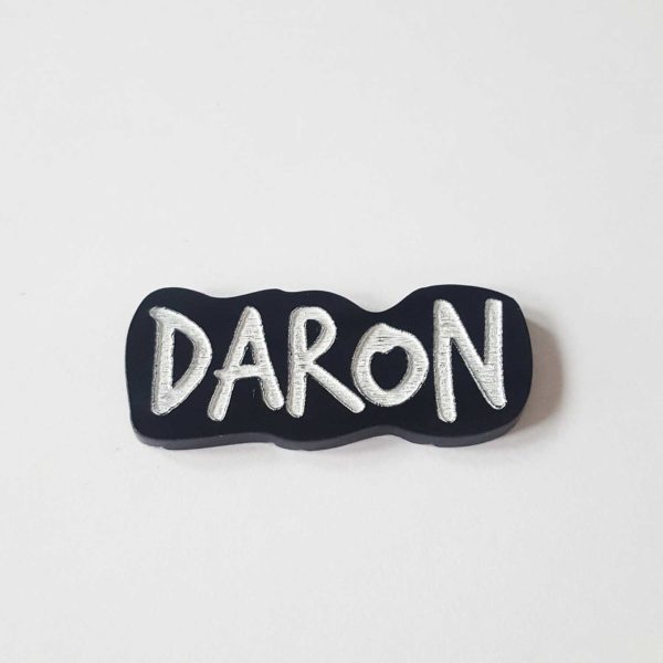 broche daron artisanal fait main par de carton et d'étoiles accesoire