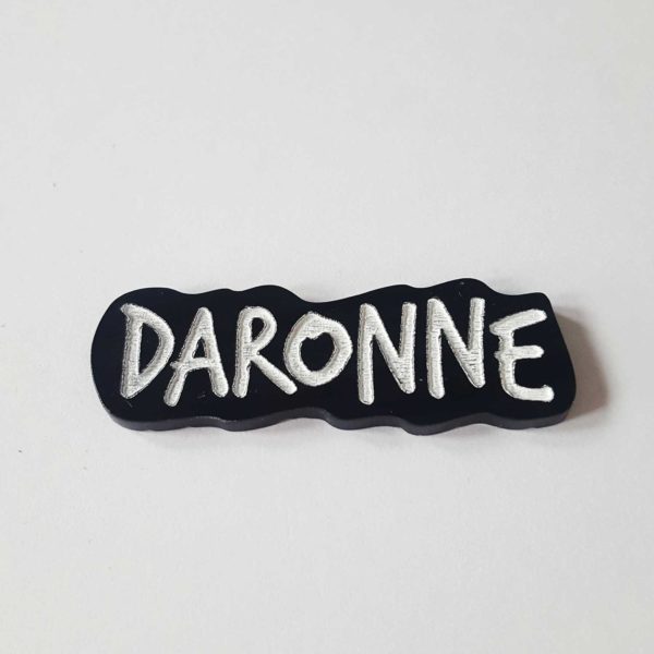 broche daronne artisanal fait main par de carton et d'étoiles accesoire