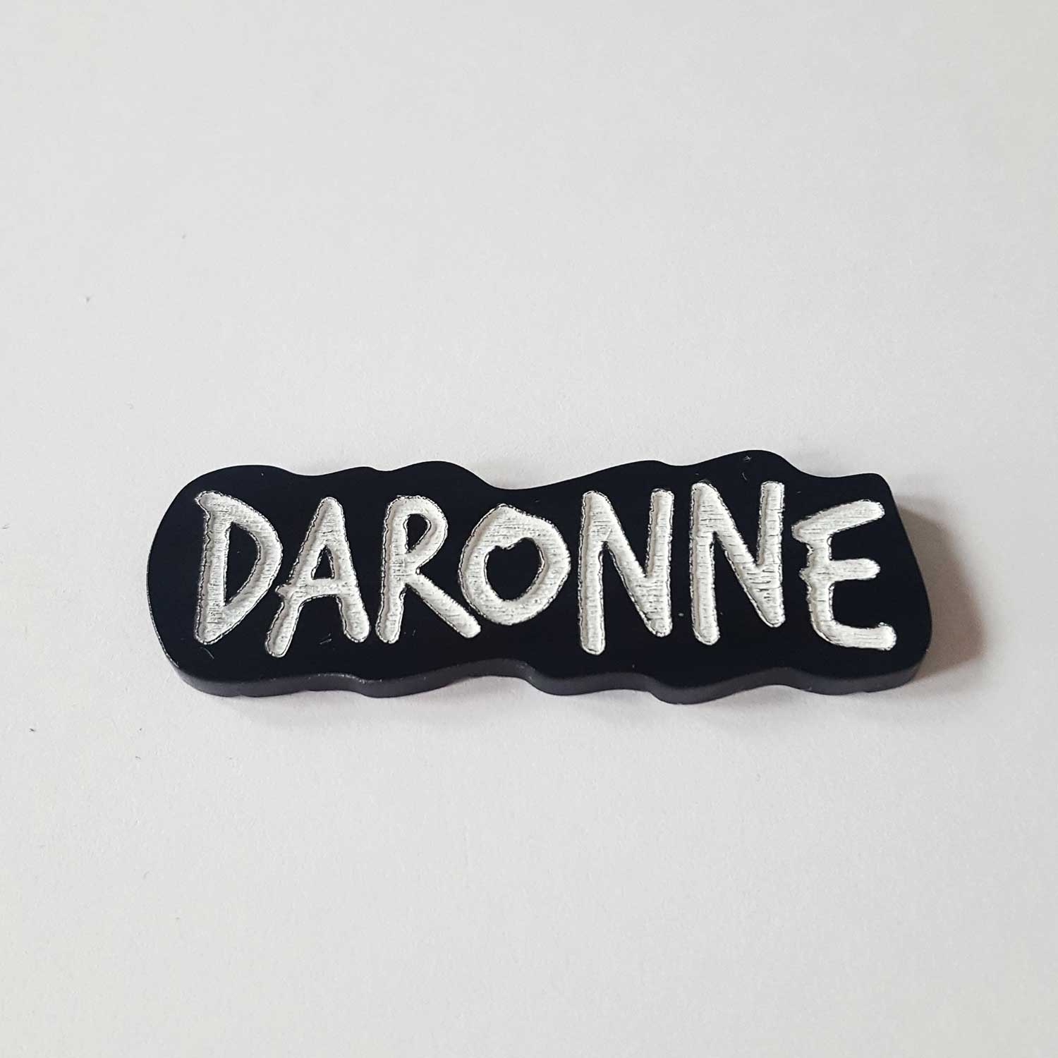 broche daronne artisanal fait main par de carton et d'étoiles accesoire