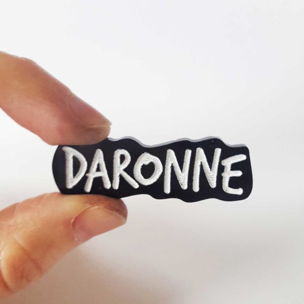 broche daronne artisanal fait main par de carton et d'étoiles accesoire