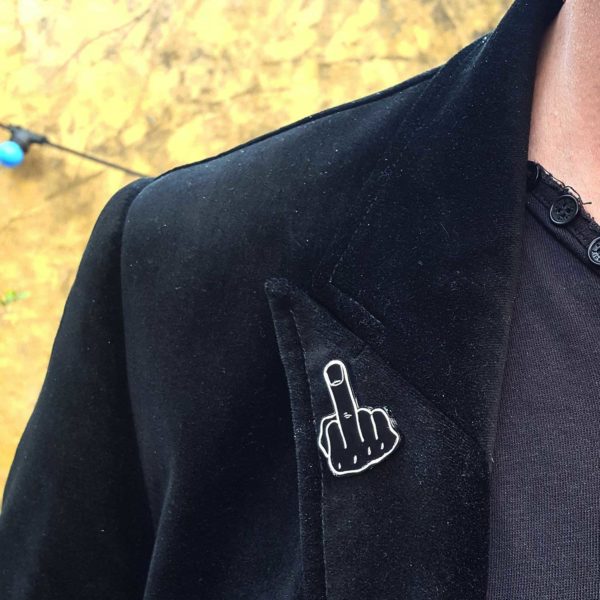 broche fuck artisanal fait main par de carton et d'étoiles