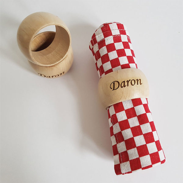 rond de serviette daron par de carton et d'étoiles